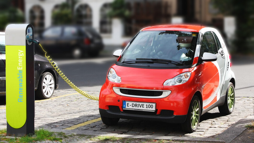 Electrische auto bij laadpaal