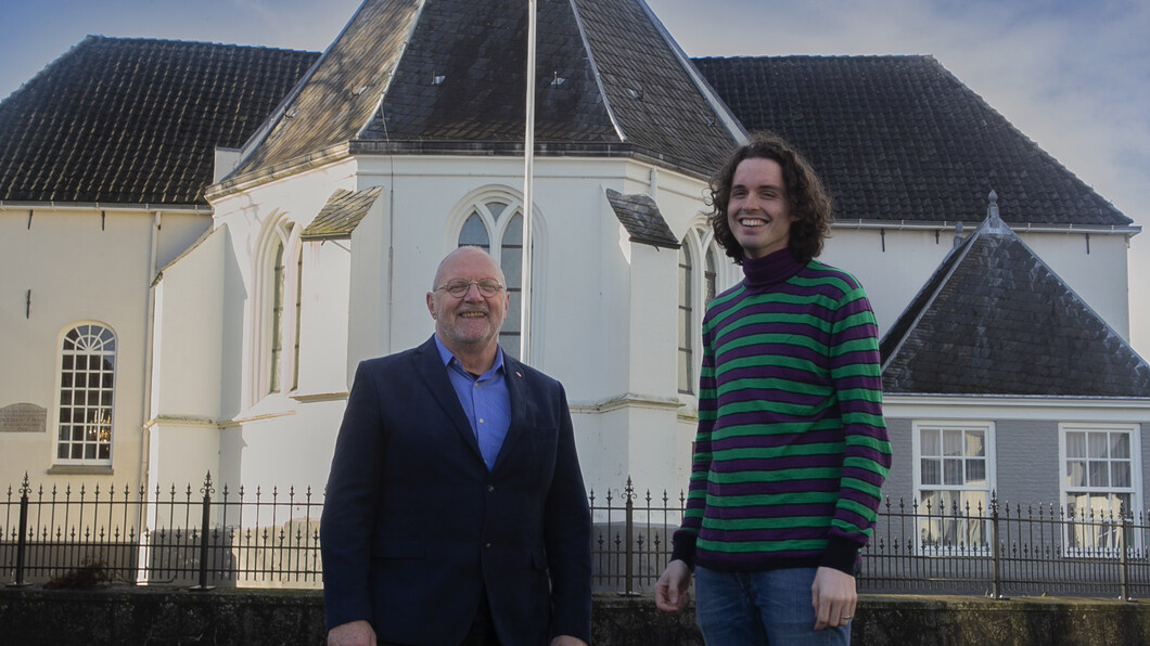 Hans en Tijs voor de oude kerk