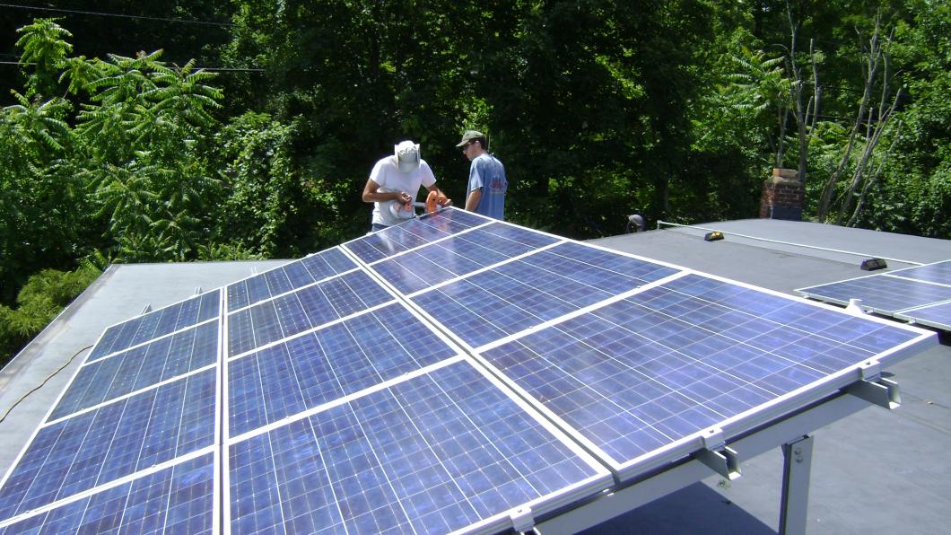 Op ieder dak een zonnepaneel Rooftop_Photovoltaic_Array.jpg