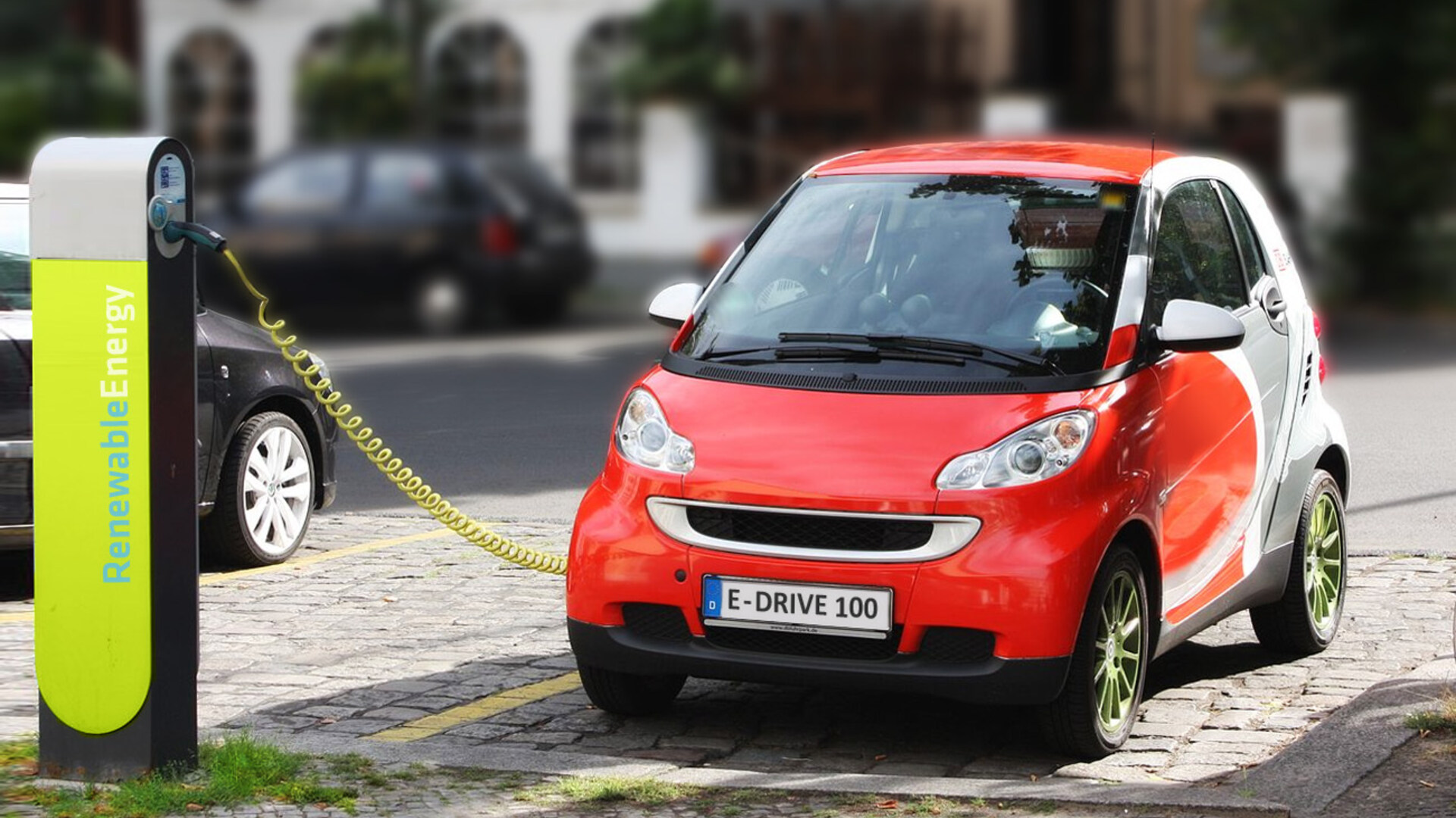 Electrische auto bij laadpaal